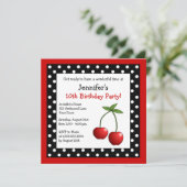 Rote Kirschen Birthday Black & White Polka Dosen Einladung (Stehend Vorderseite)