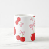 Rote Kirschen mit rosa Bow Coquette Hütte Chic Kaffeetasse (Mittel)