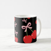 Rote Kirschen mit rosa Bow Coquette Hütte Chic Kaffeetasse (VorderseiteRechts)