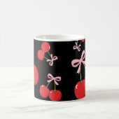 Rote Kirschen mit rosa Bow Coquette Hütte Chic Kaffeetasse (Mittel)