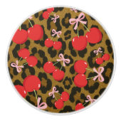 Rote Kirschen mit rosa Bow Coquette Leopard Print Keramikknauf (Vorderseite)