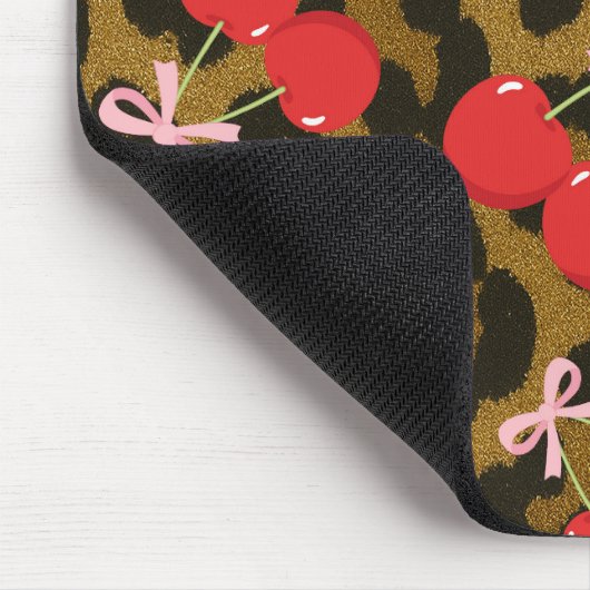 Rote Kirschen mit rosa Bow Coquette Leopard Print Mousepad (Ecke)