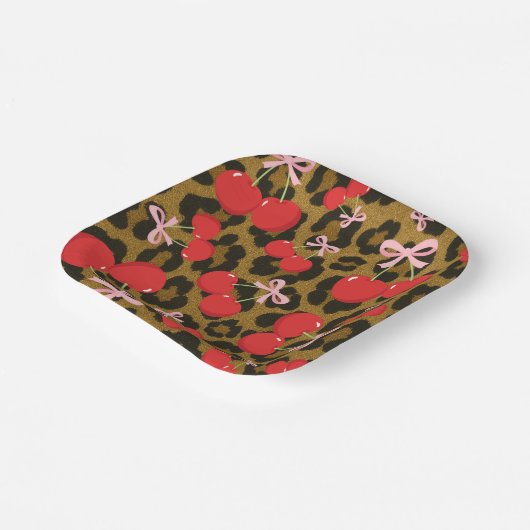 Rote Kirschen mit rosa Bow Coquette Leopard Print Pappteller (Gewinkelt)