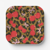 Rote Kirschen mit rosa Bow Coquette Leopard Print Pappteller (Vorderseite)
