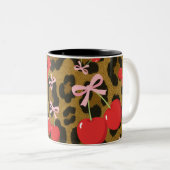 Rote Kirschen mit rosa Bow Coquette Leopard Print Zweifarbige Tasse (VorderseiteRechts)