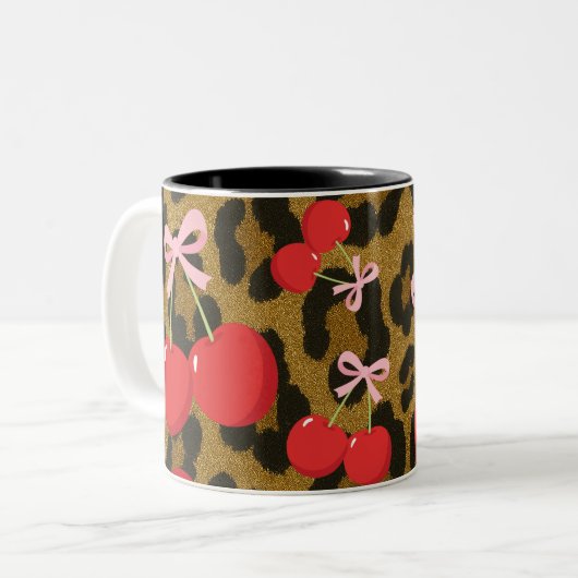 Rote Kirschen mit rosa Bow Coquette Leopard Print Zweifarbige Tasse (Vorderseite Links)