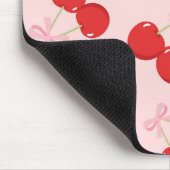 Rote Kirschen mit rosafarbener Hütte Mousepad (Ecke)