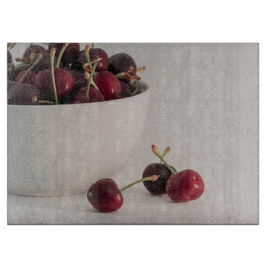 Rote Kirschfrüchte Weißschüssel in geschmeidigtem Schneidebrett (Vorderseite)