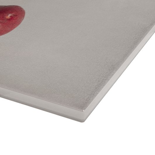 Rote Kirschfrüchte Weißschüssel in geschmeidigtem  Schneidebrett (Ecke)