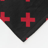 Rote Kreuzstiche auf schwarz Fleecedecke (Ecke)