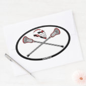 Rote Lacrosse Sticks und Helm Ovaler Aufkleber (Umschlag)