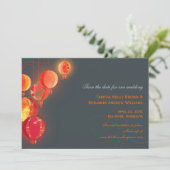 Rote Lanterns Kohle Gray Wedding Save the Date (Stehend Vorderseite)