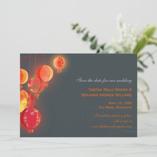 Rote Lanterns Kohle Gray Wedding Save the Date (Stehend Vorderseite)