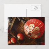 rote Laternen aus dem Dach des Tempels Postkarte (Vorne/Hinten)