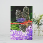 Rote Libelle auf Violet Purple Blumen Briefpapier (Stehend Vorderseite)