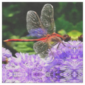 Rote Libelle auf Violet Purple Blumen Stoff (Nahaufnahme)