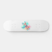 Rote Libelle im Aquarellhintergrund Skateboard (Horizontal)