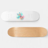 Rote Libelle im Aquarellhintergrund Skateboard (Horizontal)
