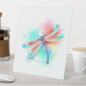 Rote Libelle im Aquarellhintergrund Sockelschild (In Situ)