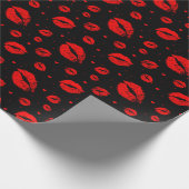 Rote Lieben küsst auf black_large Geschenkpapier (Ecke)