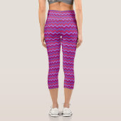 Rote Lila und Orange Woven Chevrons Capri Legging (Rückseite)