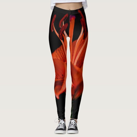 Rote Lilie auf schwarz Leggings (Vorderseite)