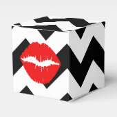Rote Lippen auf schwarzen und weißen Zigzag Geschenkschachtel (Vorderseite)