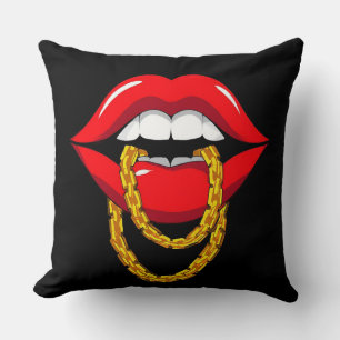 Rote Lippen beißen eine stilvolle goldene Kette Kissen
