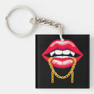 Rote Lippen beißen eine stilvolle goldene Kette Schlüsselanhänger