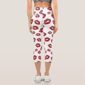 Rote Lippen Kiss Muster Capri Leggings angebaut (Rückseite)
