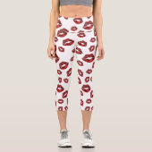 Rote Lippen Kiss Muster Capri Leggings angebaut (Vorderseite)