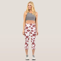 Rote Lippen Kiss Muster Capri Leggings angebaut