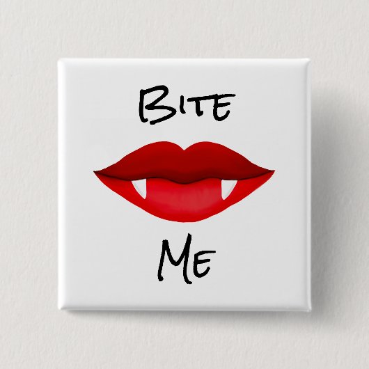Rote Lippen mit Vampire Fangs Button (Vorderseite)