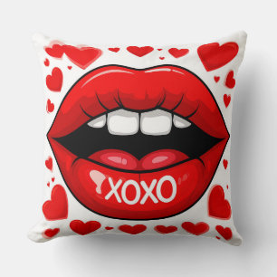 Rote Lippen mit XOXO-Text umgeben von roten Herzen Kissen