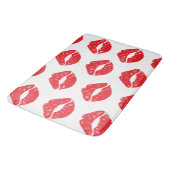 Rote Lippen, roter Lippenstift, Kuss, Lippenmuster Badematte (Schrägansicht)