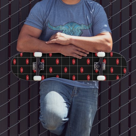 Rote Lippen Schwarz und Weiß Raster Retro Vibes Skateboard (Außenbereich 3)