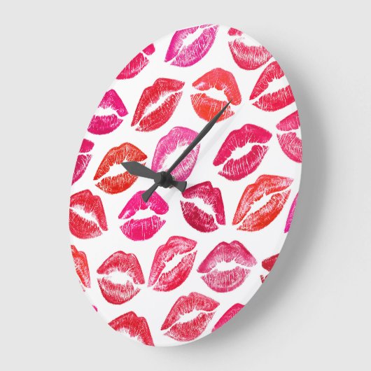 Rote Lippen Set, weißer Hintergrund. Große Wanduhr (Winkel)