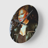"Rote Lippen und Leder" durch Lanisha Cole Runde Wanduhr (Winkel)