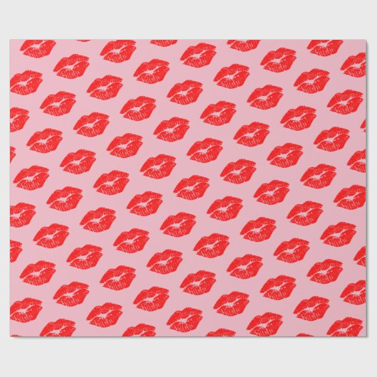 Rote Lippenküsse auf rosa Packpapier (Flach)