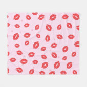 Rote Lippenstift-Küsse auf rosa Hintergrundmuster Fleecedecke (Vorderseite (Horizontal))