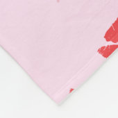 Rote Lippenstift-Küsse auf rosa Hintergrundmuster Fleecedecke (Ecke)