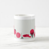 Rote, lustige Brechpunkte auf einer Tasse (Mittel)