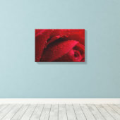 Rote Macro-Rose mit Wassertropfen Leinwanddruck (Insitu (Holzboden))