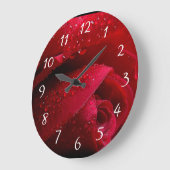 Rote Makro-Rose mit Wassertropfen Große Wanduhr (Winkel)