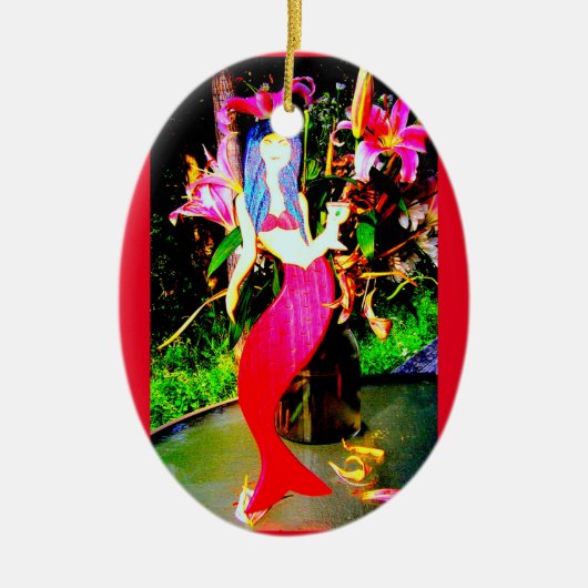 Rote Meerjungfrau Schönheit mit Martini Keramik Ornament (Vorne)