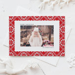 Rote Messe Isle Winter Strick Pattern Foto Weihnac Feiertagspostkarte<br><div class="desc">Versenden Sie herzliche Urlaubwünsche in einem gemütlichen, festlichen Design mit dieser Weihnachtspostkarte des Fotos, mit einem charmanten Strick der Messe Isle. Das aufwändige Design erinnert an das behagliche Gefühl von Winterwärme und Urlaubsjubiläum. Diese individuell gestaltbare Weihnachtspostkarte bietet einen festlichen Hintergrund für Ihr persönliches Foto. Passen Sie Ihre Foto- und Urlaubsnachricht...</div>