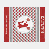 Rote mit Monogramm Zickzack Streifen Pom oder Fleecedecke (Vorderseite (Horizontal))