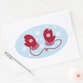 Rote Mitten und Schneeflocken Ovaler Aufkleber (Umschlag)