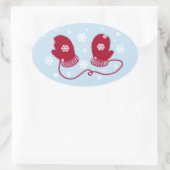 Rote Mitten und Schneeflocken Ovaler Aufkleber (Tasche)