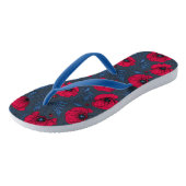 Rote Mohn und Ladybugs auf dunkelblau Badesandalen (Schrägansicht)